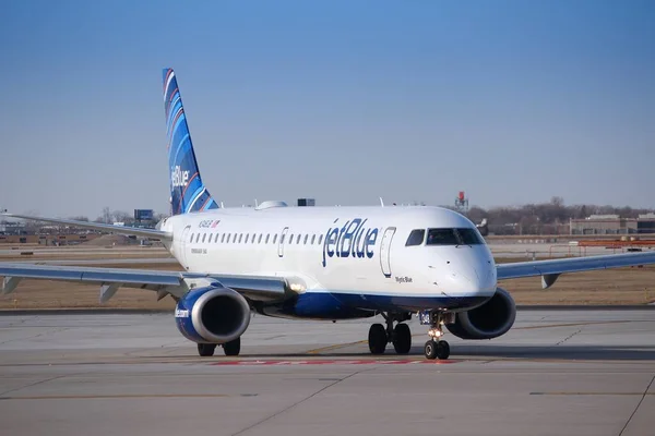 Chicago United States April 2014 Jetblue Embraer Taxies Landing Hare — стоковое фото