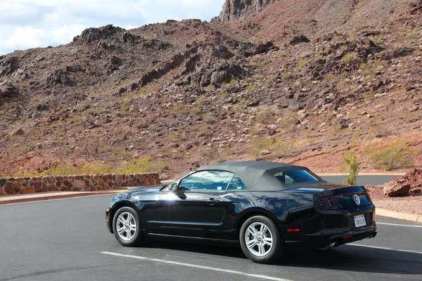 アリゾナ州 アメリカ合衆国 2014 フォード マスタングはアメリカのアリゾナに駐車 ムスタングは 1964 年以来の生産で有名な車のモデル — ストック写真