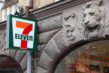 Göteborg, İsveç - 26 Ağustos 2018: 7-Eleven Gothenburg, İsveç markette. 7-eleven fazla 46,000 mağazaları ile Mağazalar Dünya'nın en büyük lisans mı.
