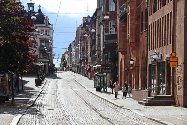 NORRKOPING, SWDEN - 25 Ağustos 2018: Norrkoping, İsveç sokak manzarası. Norrkoping, İsveç 'in 137.326 nüfuslu 8. büyük belediyesidir..