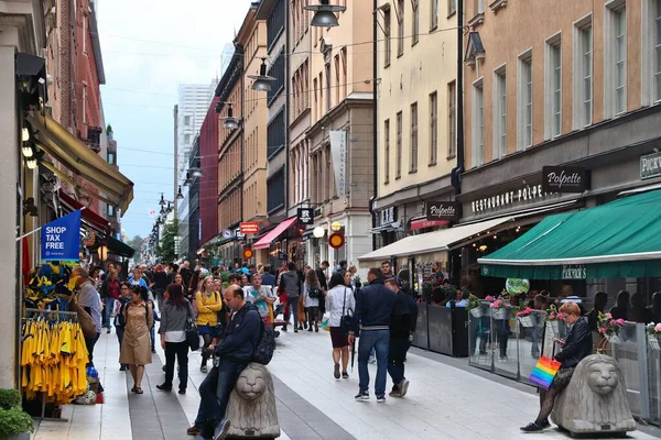 Stockholm Suécia Agosto 2018 Pessoas Visitam Rua Comercial Drottninggatan Distrito — Fotografia de Stock