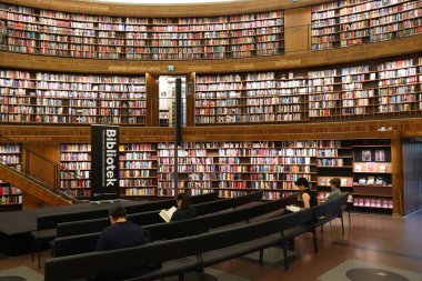 STOCKHOLM, SWEDEN - 22 Ağustos 2018: İnsanlar Stockholm Halk Kütüphanesi 'nin (Stadsbiblioteket) yuvarlak binasını ziyaret ediyorlar. Kütüphane 1928 'de açıldı..