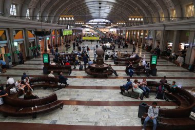 STOCKHOLM, SWEDEN - 22 Ağustos 2018: İsveç 'teki Stockholm Merkez İstasyonu' nda insanlar acele ediyor. İstasyonun günlük yaklaşık 200.000 ziyaretçisi var..