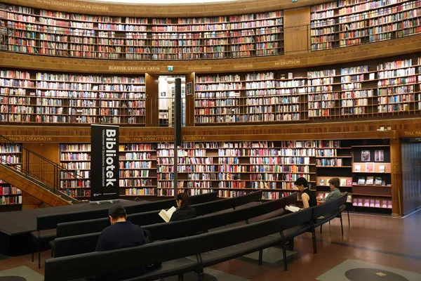 Stockholm Suecia Agosto 2018 Gente Visita Edificio Redondeado Biblioteca Pública —  Fotos de Stock