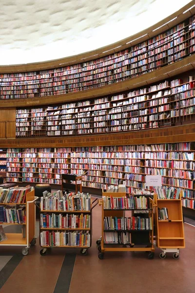 Stockholm Sweden Ağustos 2018 Nsanlar Stockholm Halk Kütüphanesi Nin Stadsbiblioteket — Stok fotoğraf