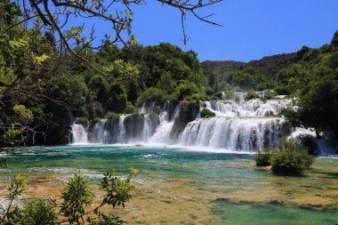 Krka şelaleleri. Hırvatistan 'daki Krka Ulusal Parkı. Hırvatistan 'ın manzarası.