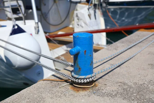 Zeilen Dubrovnik Kroatië Zeiljacht Touwen Gebonden Aan Een Bitt Bolder — Stockfoto