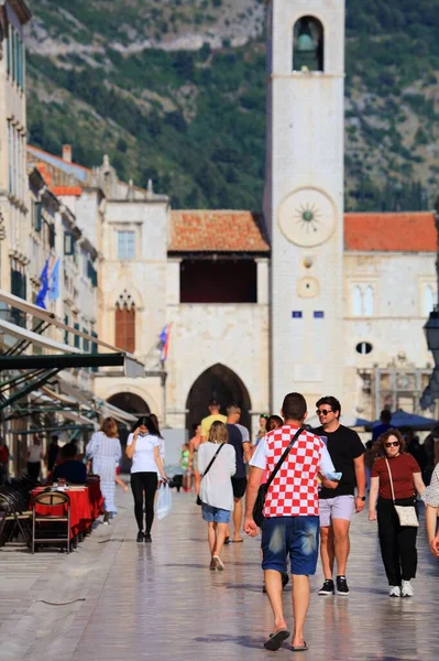 Dubrovnik Croacia Julio 2021 Los Turistas Visitan Calle Stradun Pavimentada —  Fotos de Stock