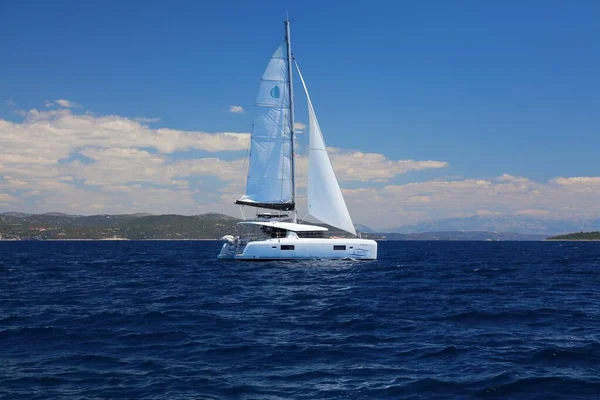 Primosten Kroatia Lipiec 2021 Katamaran Lagunowy Pływający Adriatyku Firma Katamaran — Zdjęcie stockowe