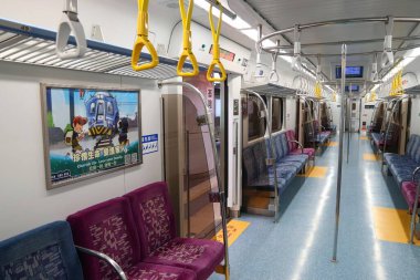 KEELUNG, TAIWAN - 24 Kasım 2018: Keelung, Tayvan 'da boş yerel tren. Keelung Tayvan 'ın 9. en kalabalık şehridir..