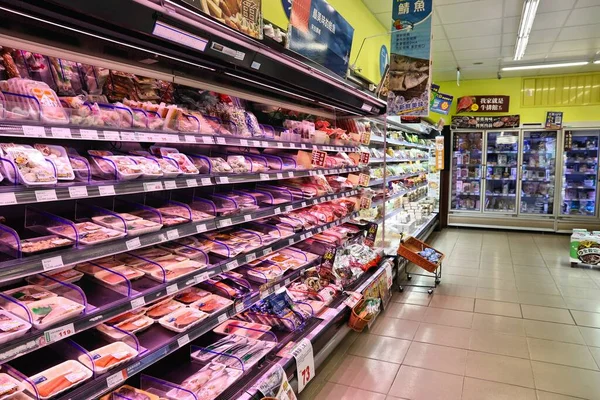 HUALİEN, TAIWAN - 24 Kasım 2018: Hualien, Tayvan 'daki bir süpermarkette taze balık bölümü buzdolabı.