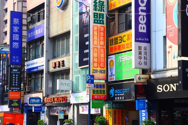 2018年12月4日台湾 台北市の電子ショッピング街にネオンを設置 中正区と大安区の交差点に位置する — ストック写真