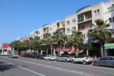 EL JADIDA, Fas - 23 Şubat 2022: El Jadida, Fas 'ın yeni bölümünde deniz kenarı bulvarı. El Jadida bir miras ve sahil kentidir..