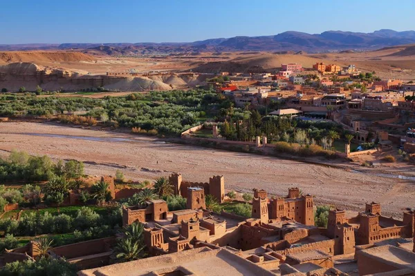 Ait Benhaddou, Fas 'ın simgesi. Kervan güzergahındaki tarihi Ksar kasabası. UNESCO Dünya Mirası Alanı. Nehir vadisinde kil mimarisi.