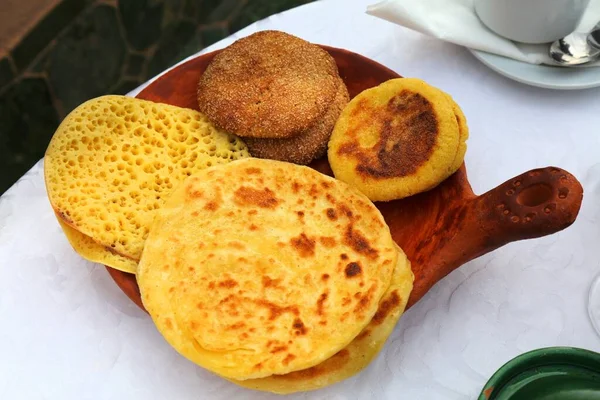 Geleneksel baghrir irmik krepli Fas oteli kahvaltısı, harcha irmikli ekmek ve kavunlu krep. Fas yemekleri.