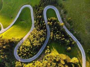 Avusturya İHA görüntüsü. Postalm panorama yolu. Salzkammergut bölgesindeki Manzaralı Dağ Yolu.