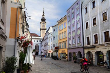 LINZ, AUSTRIA - 1 Ağustos 2022: İnsanlar Avusturya 'nın Linz kentindeki eski kenti (Altstadt) ziyaret ediyorlar. Linz Avusturya 'nın üçüncü büyük şehridir..