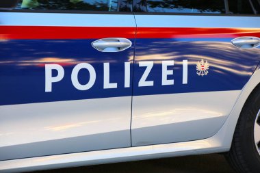 SALZBURG, AUSTRIA - 4 Ağustos 2022: Avusturya Polisi Skoda Octavia 'nın arabası Avusturya' nın Salzburg kentinde park edildi.