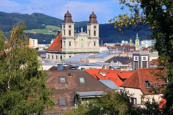 オーストリアのリンツ市の景色 教会のある街並 — ストック写真