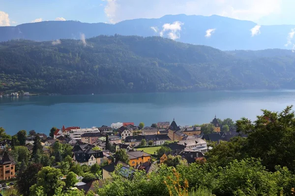 ミルスタッターオーストリアのカリンシア地方で ミルスタット湖 をご覧ください 美しい湖と高山の風景 ミルスタット町 See — ストック写真