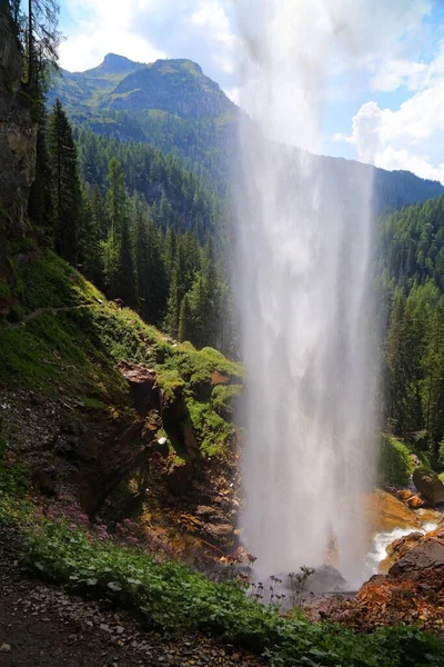 Johannes Waterfall Johanneswasserfall Obertauern 아래에 명소가 오스트리아의 산맥의 천연적 인표적 — 스톡 사진