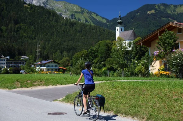 Salzburg Austria August 2022年8月4日 奥地利骑自行车的女骑车人在骑自行车时欣赏萨尔茨堡附近的村庄和山脉 — 图库照片