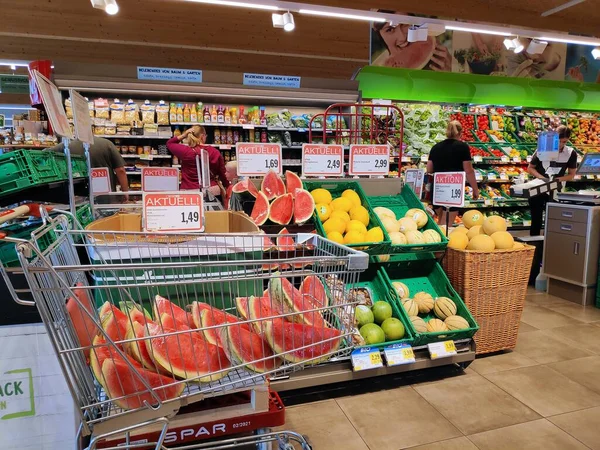 维也纳 澳大利亚 2022年8月8日 人们参观奥地利斯皮尔斯超市的水果区 Spar是一家原产于荷兰的大型连锁超市 — 图库照片