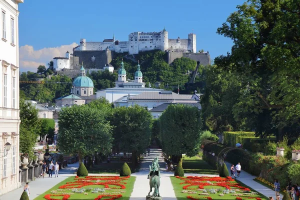 Salzburg Austria Agosto 2022 Gente Visita Jardín Mirabell Salzburgo Austria —  Fotos de Stock