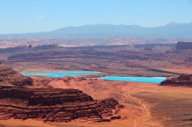 Kanyon manzarası, Birleşik Devletler 'in Utah kentindeki Ölü At Noktası Eyalet Parkı. Potasyum madenciliği renkli göletler.