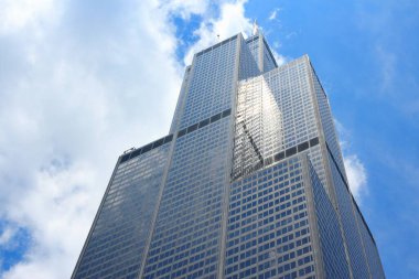 Chicago, ABD - 27 Haziran 2013: Willis Tower (eski adıyla Sears Tower) gökdeleni. 442 metre yüksekliğindedir ve 2013 itibariyle ABD 'nin en yüksek ikinci binasıdır..