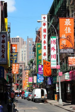 New york, ABD - ö. 6 Temmuz 2013: kişi ziyaret new york Çin mahallesinde. NYC chinatown sahip nüfusu 100.000 kişi ve Asya dışında en eski semtlerde biridir..