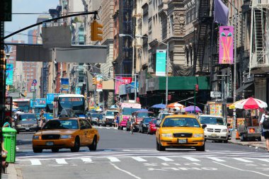 NEW YORK, ABD - 5 Temmuz 2013: Tribeca ilçesinde insanlar Batı Broadway boyunca yürür. New York 'ta neredeyse 19 milyon insan yaşıyor..