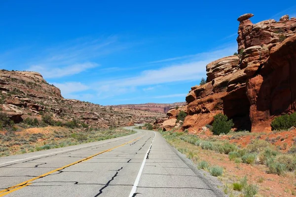 美国的道路 犹他州的美国大自然 通往犹他州摩押附近峡谷国家公园的道路 — 图库照片