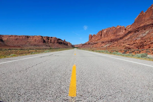 美国的道路 犹他州的美国大自然 通往犹他州摩押附近峡谷国家公园的道路 — 图库照片