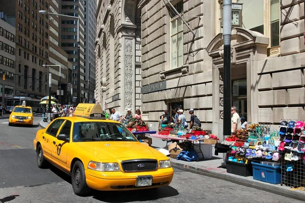 Нью Йорк Сша Июля 2013 Года Люди Ездят Жёлтом Такси — стоковое фото