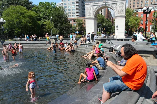 New York July 2013 People Visit Washington Square Arch New — Stock Photo, Image