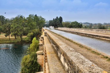 Canal du Midi köprüsü Beziers, Fransa 'da nehir kürelerini geçiyor..