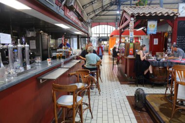 BEZIERS, FRANCE - 3 Ekim 2021: İnsanlar Fransa 'nın Beziers kentindeki pazar salonunu (Les Halles) ziyaret ediyor. Beziers, Occitanie bölgesinde Herault ilinin bir ilçesidir..