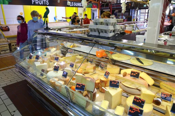 贝齐斯 2021年10月3日 人们参观法国贝齐尔市场大厅 Les Halles 的奶酪店 贝齐尔是埃里塔尼地区的一个县小镇 — 图库照片