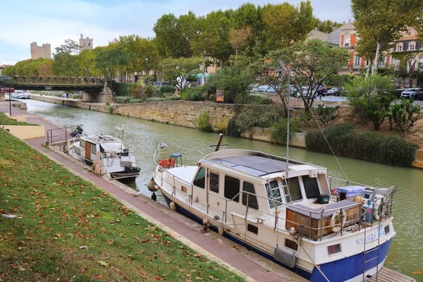 フランス ナルボンヌ 2021年10月3日フランス ナルボンヌのラ ロバン運河に係留されたハウスボート 運河は公式には運河 ミディの支流である ヌーヴェルとも呼ばれる — ストック写真