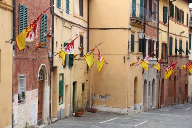 Siena, İtalya. Old Town geleneksel bölgeleri (contrade) ayrı bayrakları ve renkleri ile ayrılmıştır. Valdimontone (Ram Vadisi).