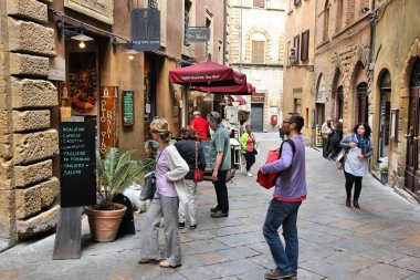 Volterra, İtalya - 4 Mayıs 2014: İnsanlar Ortaçağ eski kasaba Volterra, Toskana, İtalya'da yürüyüş. Tuscany 43.4 milyon yıllık ziyaretçi (2014 vardır).