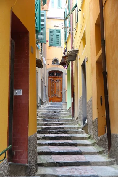 Cinque Terre Italy 狭窄的街道 上有五彩缤纷的中世纪古城Vernazza — 图库照片