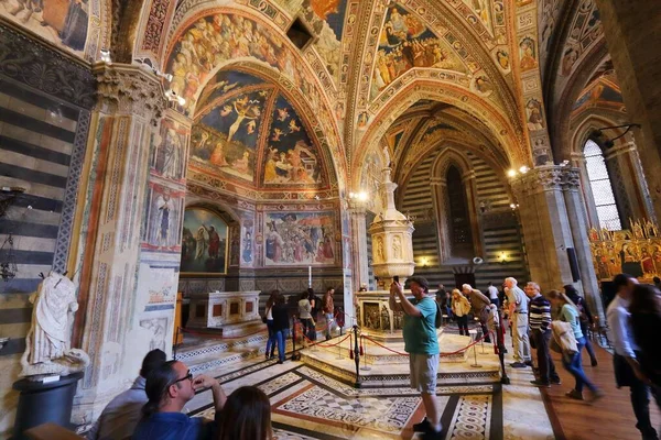 Σιένα Ιταλία Μαΐου 2015 Άνθρωποι Επισκέπτονται Βαπτιστήριο Σιένα Ιταλία Μεσαιωνικό — Φωτογραφία Αρχείου