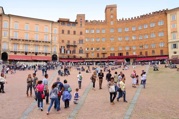 Siena Itálie Května 2015 Lidé Navštívit Náměstí Piazza Del Campo — Stock fotografie