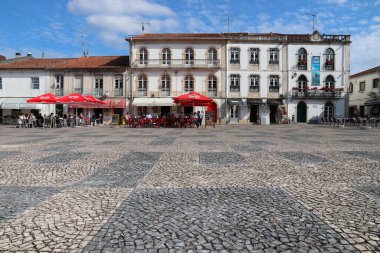 BATALHA, PORTUGAL - 22 Mayıs 2018: insanlar Portekiz 'in Batalha kentinin meydanını ziyaret ediyor. Batalha, Portekiz 'in Leiria ilçesine bağlı tarihi bir şehirdir..