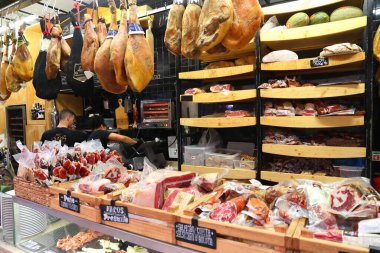 Lisbon, Portekiz - 6 Haziran 2018: Zaman aşımı Pazar Lizbon, Portekiz, geleneksel presunto jambon sattı. Zaman aşımı Pazar Lizbon tek bir yerde tüm iyi restoranlarda getirmek için benzersiz bir girişimdir.