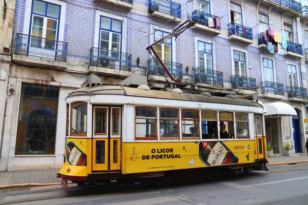 Lisboa Portugal Junho 2018 Pessoas Andam Eléctrico Amarelo Bairro Chiado — Fotografia de Stock