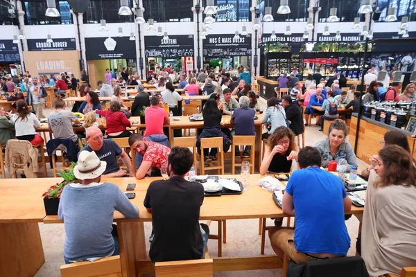 Lisbonne Portugal Juin 2018 Les Gens Mangent Timeout Market Lisbonne — Photo