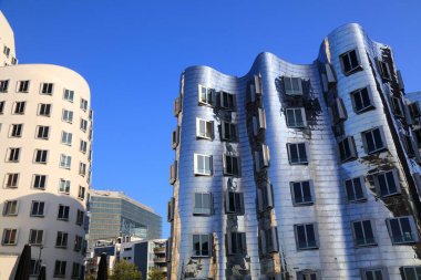 DÜKSELDORF, GERMANY - 19 Eylül 2020: Düsseldorf, Almanya 'da Neuer Zollhof modern mimarisi. Konut kompleksi Amerikalı mimar Frank Gehry tarafından 1998 yılında tasarlanmıştır..